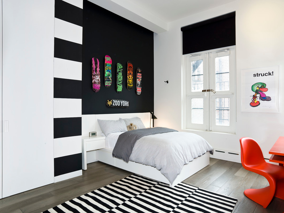 Imagen de dormitorio infantil moderno con paredes blancas, suelo de madera en tonos medios y suelo marrón