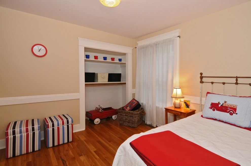 Aménagement d'une chambre d'enfant de 4 à 10 ans classique de taille moyenne avec un mur beige et un sol en bois brun.