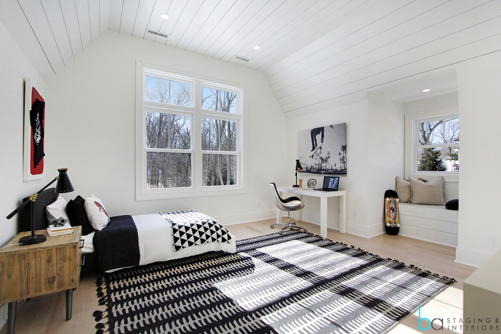 Foto de dormitorio infantil contemporáneo de tamaño medio con paredes blancas, suelo de madera clara, suelo beige y machihembrado