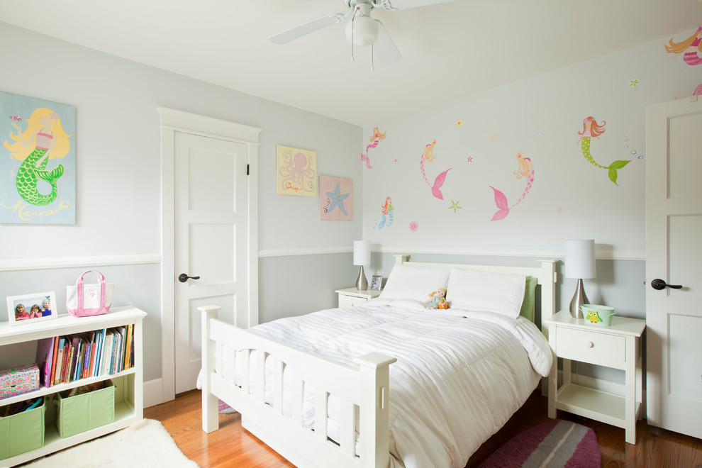 Inspiration för maritima flickrum kombinerat med sovrum och för 4-10-åringar, med flerfärgade väggar och mellanmörkt trägolv