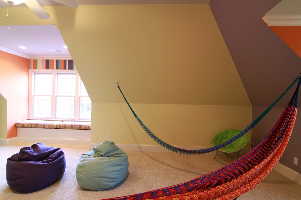 Aménagement d'une chambre d'enfant éclectique de taille moyenne avec moquette et un mur multicolore.