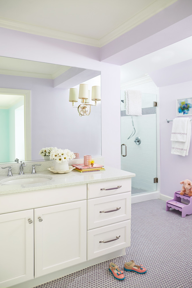 Ejemplo de dormitorio infantil de 4 a 10 años tradicional renovado de tamaño medio con paredes púrpuras, suelo de baldosas de cerámica y suelo violeta