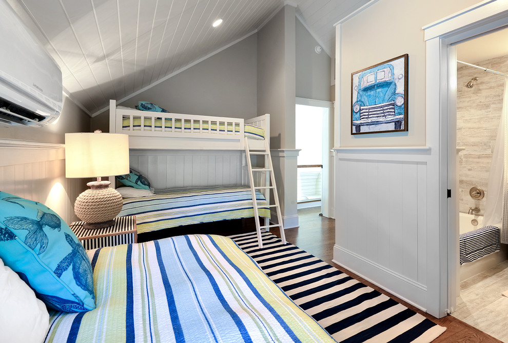 На фото: детская среднего размера в морском стиле с спальным местом, серыми стенами, полом из ламината и коричневым полом для ребенка от 4 до 10 лет, мальчика, двоих детей