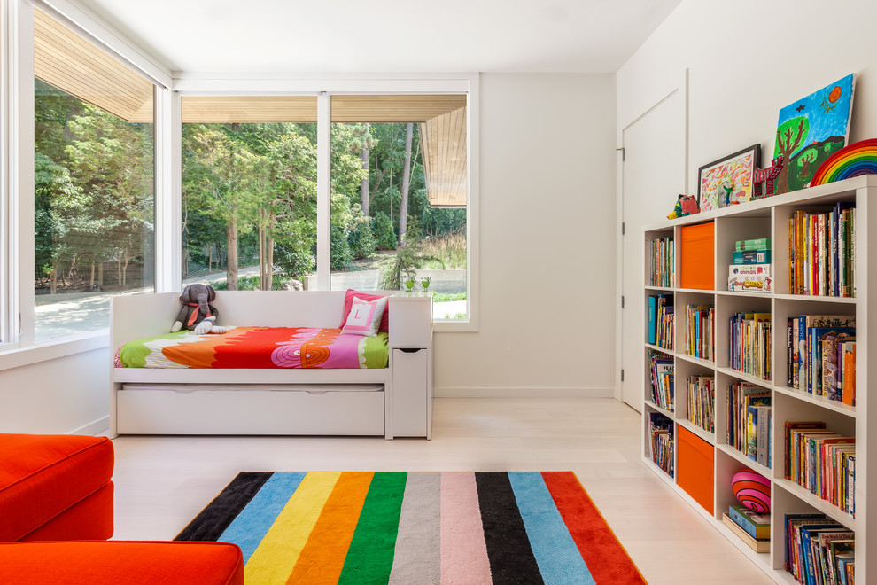 Foto di una cameretta per bambini design di medie dimensioni con pareti bianche e moquette