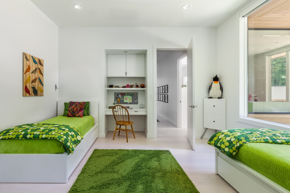 Imagen de dormitorio infantil de 4 a 10 años contemporáneo de tamaño medio con paredes blancas y suelo de madera clara