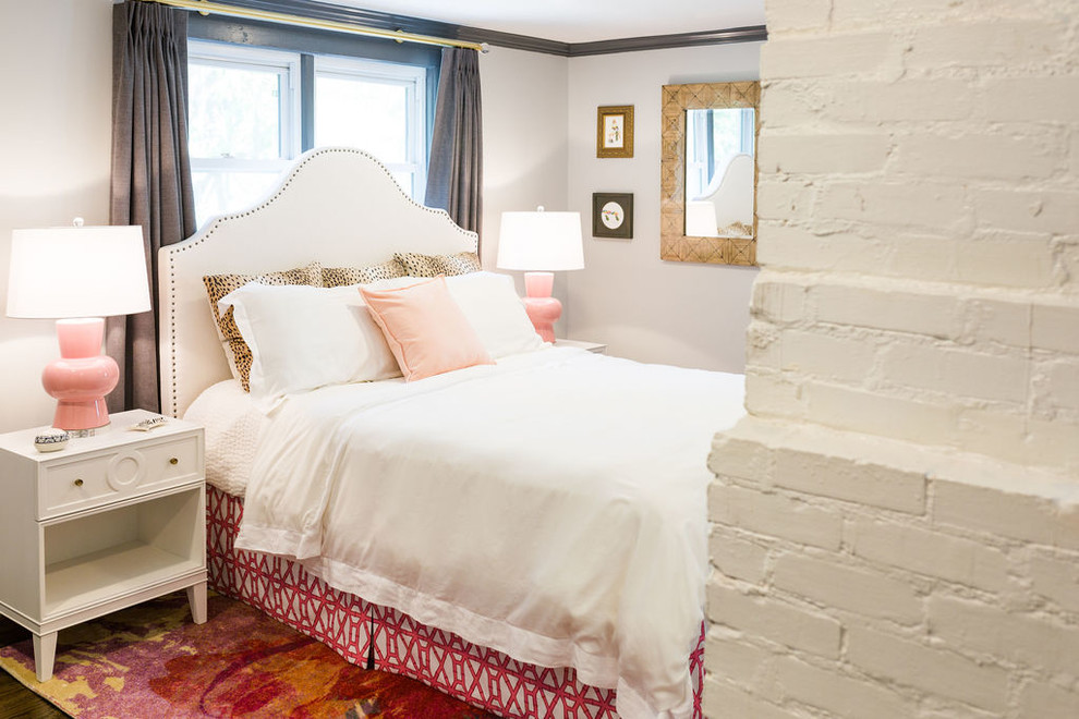 Imagen de dormitorio infantil clásico renovado de tamaño medio con paredes blancas, suelo de madera oscura y suelo marrón