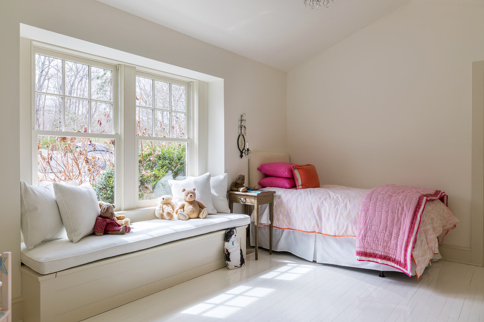 Diseño de dormitorio infantil de 4 a 10 años tradicional de tamaño medio con paredes blancas, suelo de madera pintada y suelo blanco