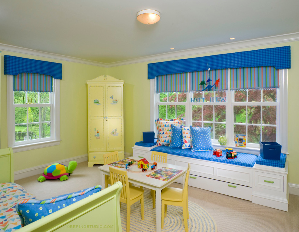 Esempio di una cameretta per bambini da 1 a 3 anni classica di medie dimensioni con pareti verdi e moquette