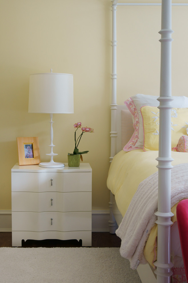 Foto på ett stort vintage flickrum kombinerat med sovrum och för 4-10-åringar, med gula väggar och mörkt trägolv