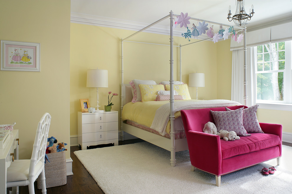 Modelo de dormitorio infantil de 4 a 10 años tradicional grande con paredes amarillas y suelo de madera oscura