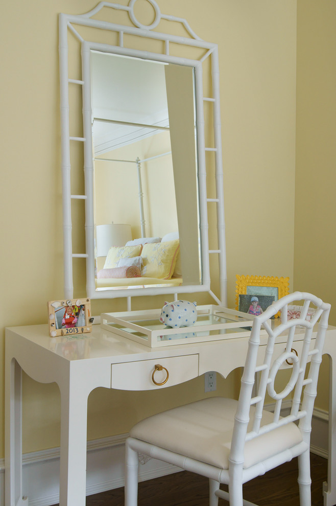 Ejemplo de dormitorio infantil de 4 a 10 años clásico grande con paredes amarillas y suelo de madera oscura