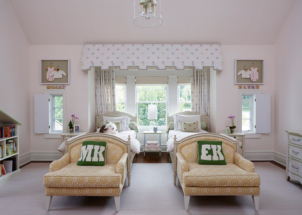 Ejemplo de dormitorio infantil tradicional con paredes rosas, suelo de madera oscura y suelo marrón