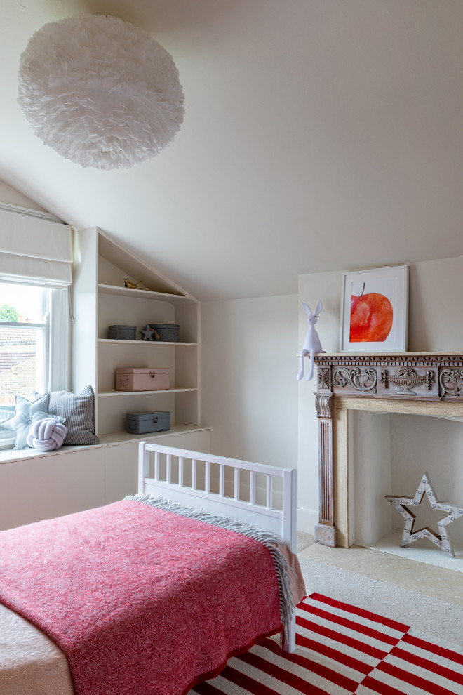 Ispirazione per una piccola cameretta per bambini da 4 a 10 anni minimal con pareti beige, moquette e pavimento rosso
