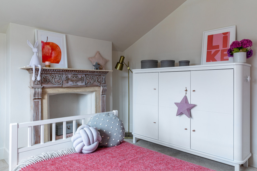 Inredning av ett modernt litet flickrum kombinerat med sovrum och för 4-10-åringar, med beige väggar, heltäckningsmatta och rött golv