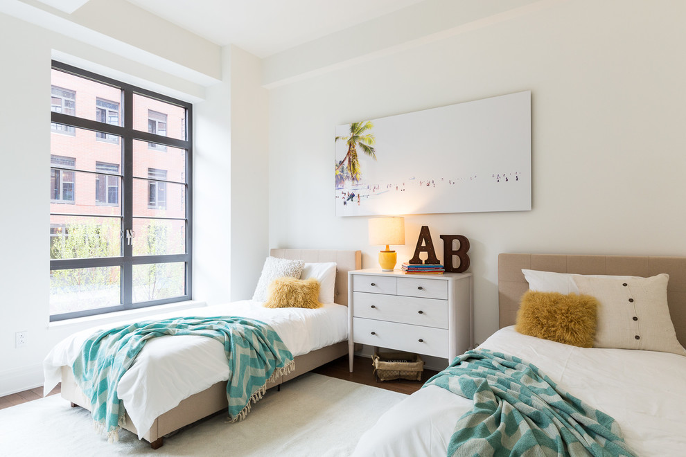 Inspiration för mellanstora moderna könsneutrala tonårsrum kombinerat med sovrum, med vita väggar och mellanmörkt trägolv