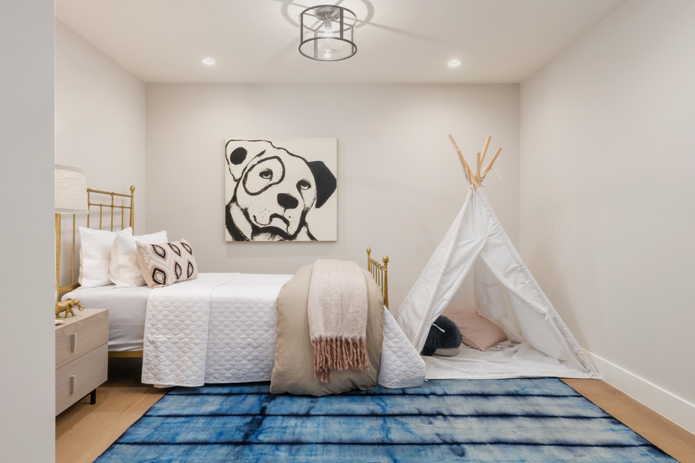 Idées déco pour une chambre d'enfant contemporaine avec un mur gris, parquet clair et un sol marron.