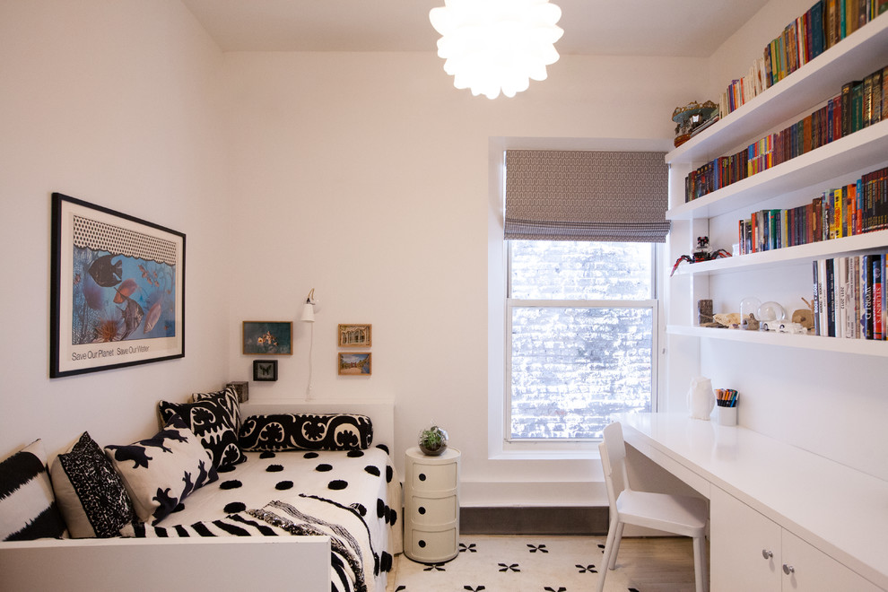 Ispirazione per una cameretta da letto minimal con pareti bianche, parquet chiaro e pavimento beige