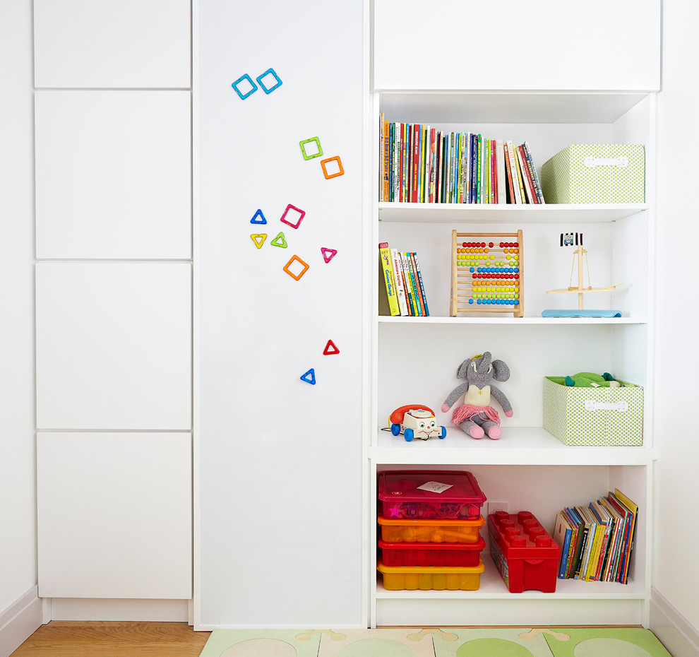 Modelo de dormitorio infantil de 4 a 10 años moderno pequeño con paredes blancas y suelo de madera clara
