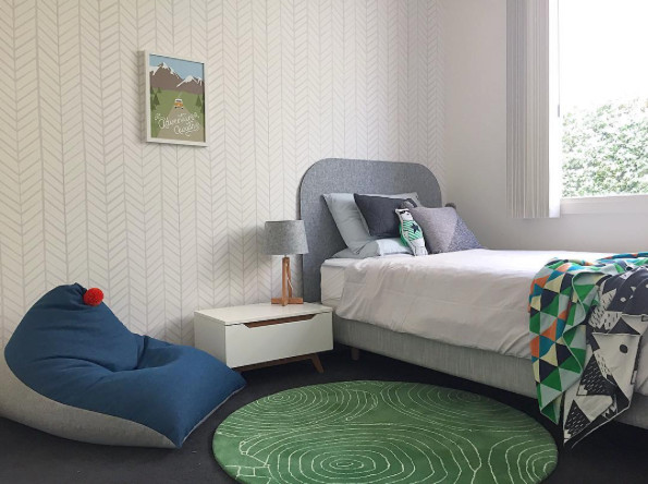Idées déco pour une chambre d'enfant de 4 à 10 ans contemporaine de taille moyenne avec un mur gris, moquette et un sol gris.