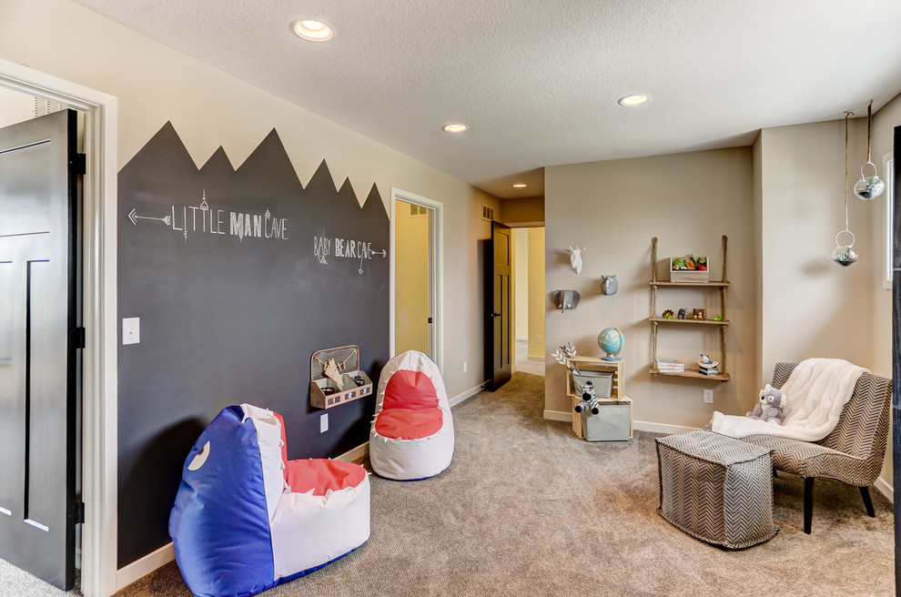 Imagen de dormitorio infantil de 4 a 10 años clásico renovado pequeño con paredes beige, moqueta y suelo multicolor
