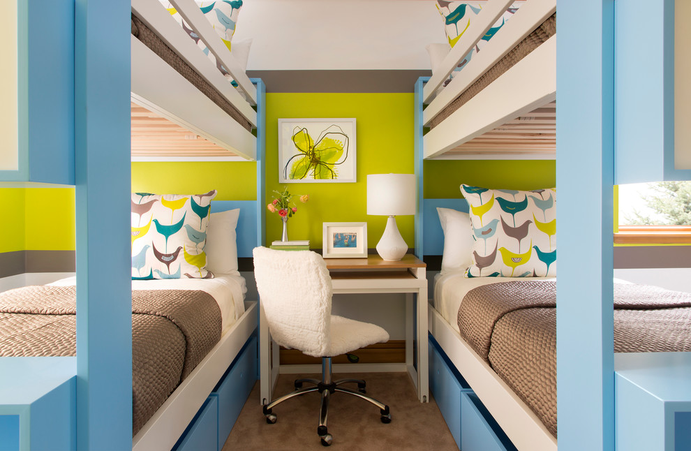 На фото: детская в современном стиле с спальным местом, ковровым покрытием и разноцветными стенами для ребенка от 4 до 10 лет, девочки, двоих детей