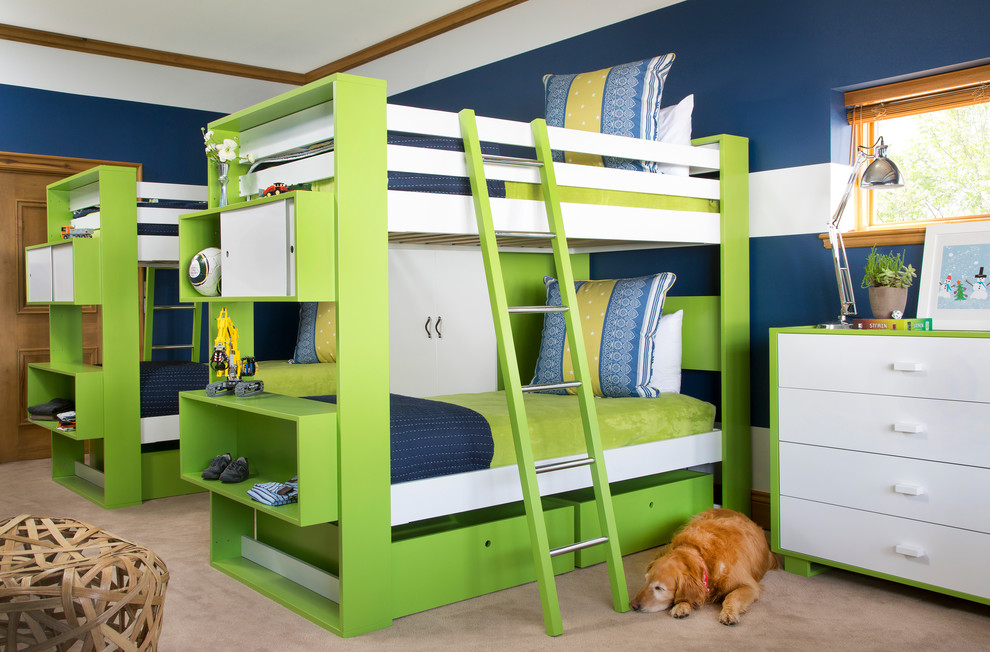 Idée de décoration pour une chambre d'enfant de 4 à 10 ans design avec moquette, un mur multicolore et un lit superposé.