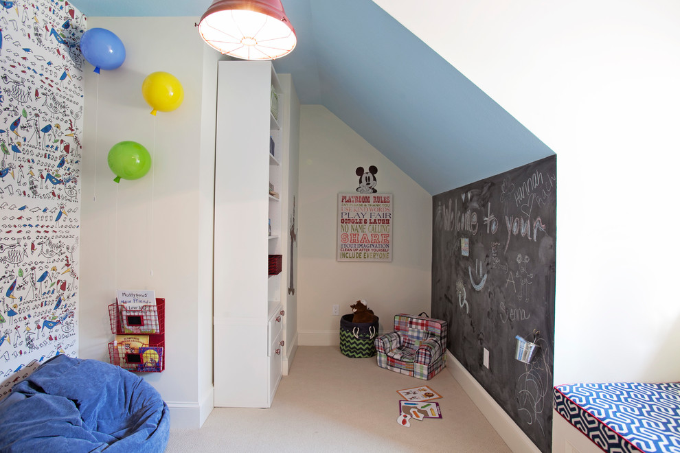 Imagen de dormitorio infantil de 4 a 10 años costero grande con paredes azules y moqueta