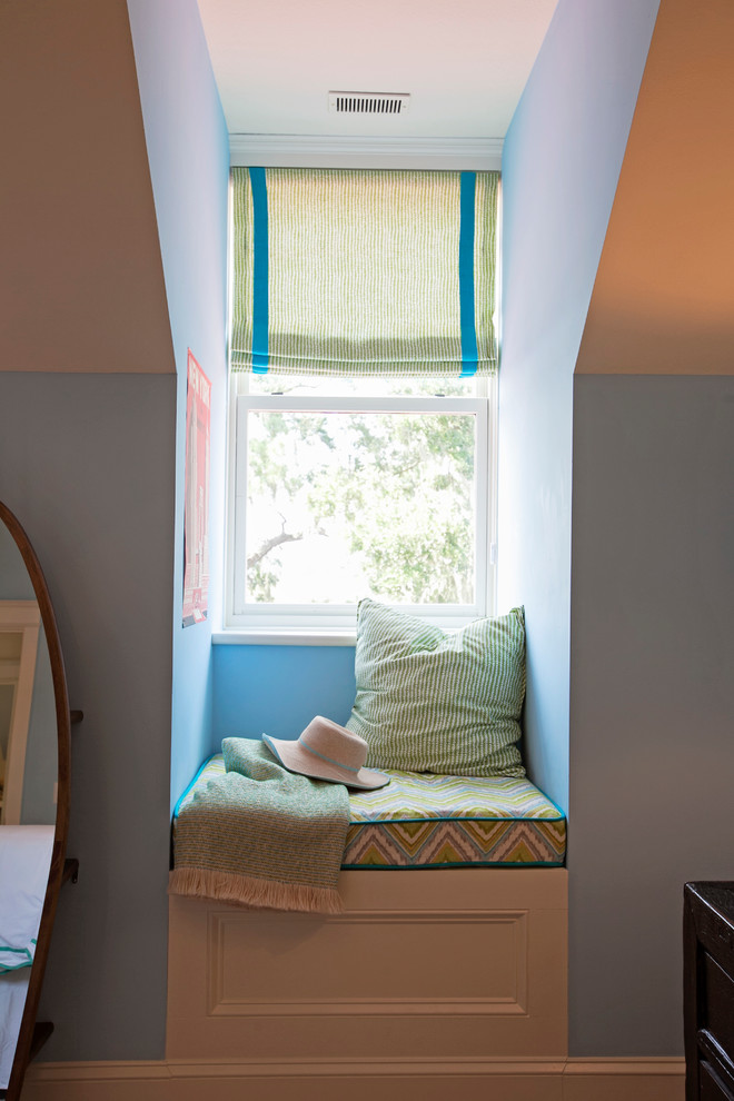 На фото: большая детская в морском стиле с спальным местом, синими стенами и ковровым покрытием для подростка, девочки с