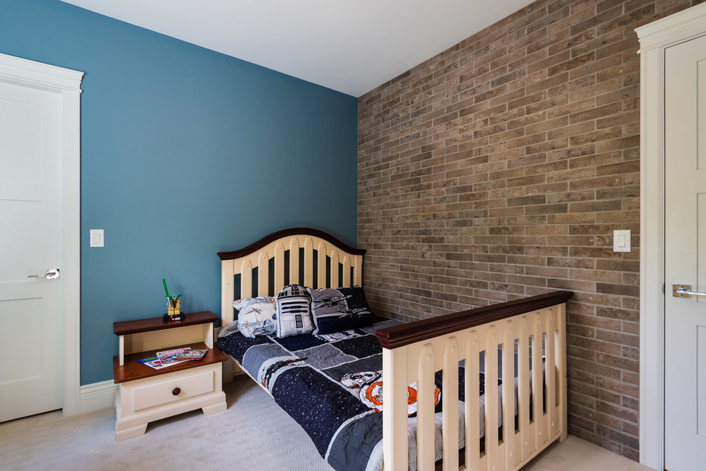 Immagine di una cameretta per bambini da 4 a 10 anni tradizionale di medie dimensioni con pareti blu, moquette e pavimento beige