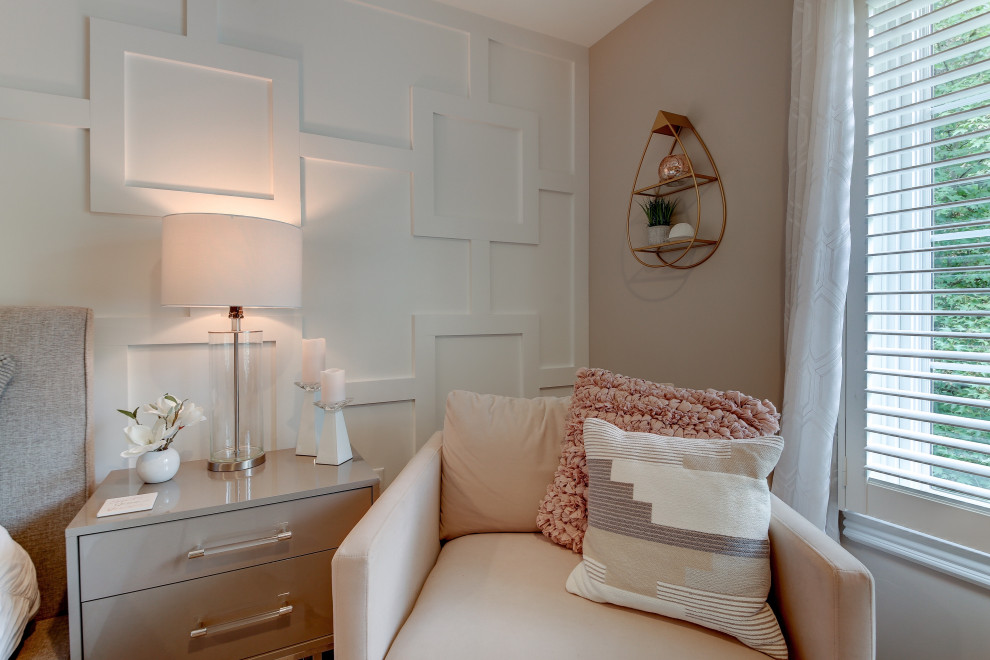 Imagen de dormitorio infantil vintage grande con paredes beige, moqueta y suelo beige