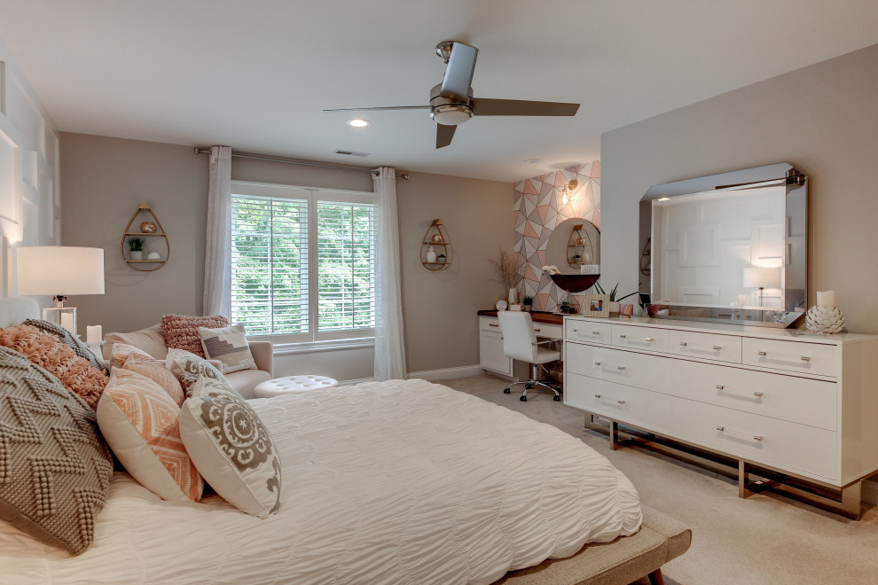 Immagine di una grande cameretta per bambini minimalista con pareti beige, moquette e pavimento beige
