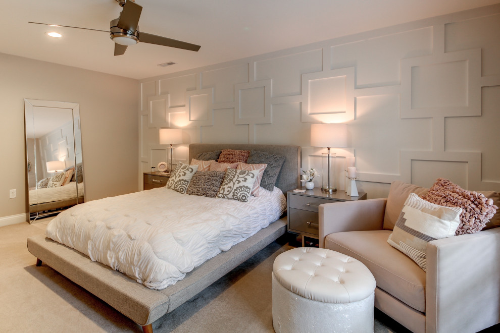 Modelo de dormitorio infantil retro grande con paredes beige, moqueta y suelo beige