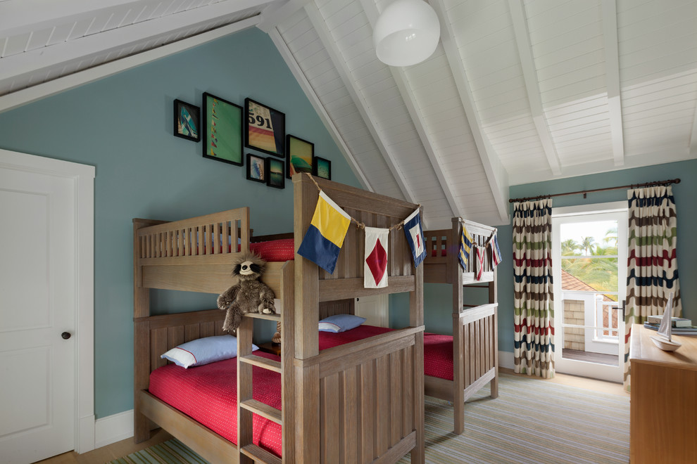 Neutrales Maritimes Kinderzimmer mit Schlafplatz, blauer Wandfarbe, braunem Holzboden und braunem Boden in Miami