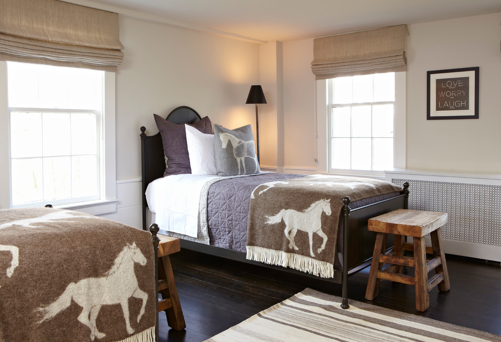 Ejemplo de dormitorio infantil de estilo de casa de campo con paredes beige, suelo de madera oscura y suelo marrón