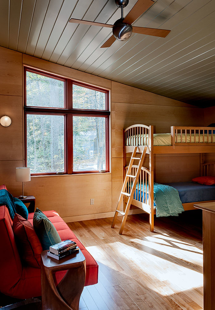 Ejemplo de dormitorio infantil de 4 a 10 años contemporáneo con suelo de madera clara