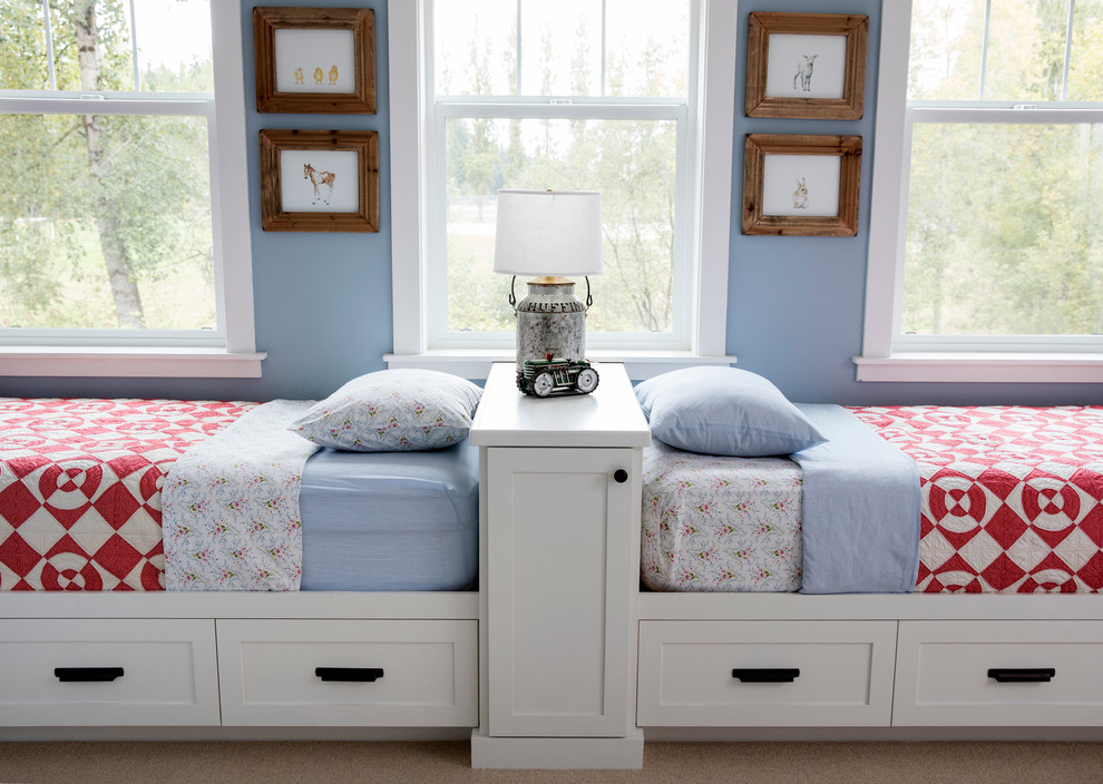 Idéer för ett mellanstort lantligt könsneutralt barnrum kombinerat med sovrum och för 4-10-åringar, med blå väggar, heltäckningsmatta och beiget golv
