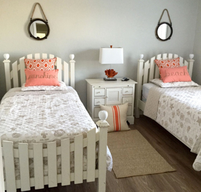 Ejemplo de dormitorio infantil marinero de tamaño medio con paredes verdes y suelo de linóleo