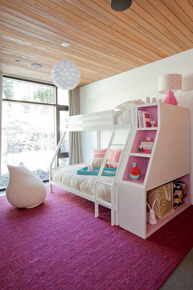 На фото: детская в современном стиле с спальным местом и белыми стенами для девочки, двоих детей с