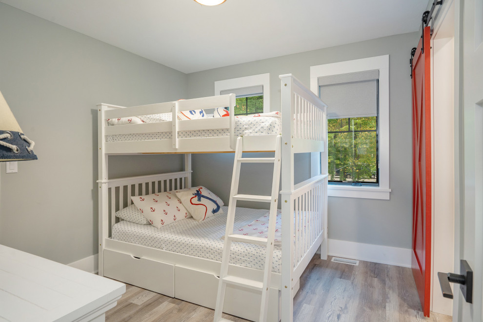 Стильный дизайн: нейтральная детская в морском стиле с спальным местом, серыми стенами, паркетным полом среднего тона и коричневым полом для подростка - последний тренд