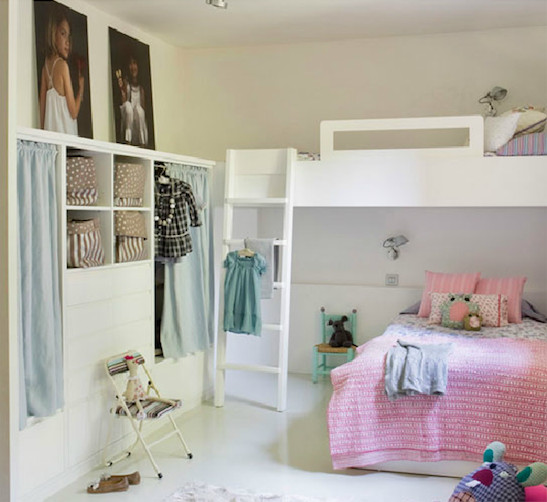 Cette photo montre une grande chambre d'enfant de 4 à 10 ans chic avec un mur blanc et un lit superposé.