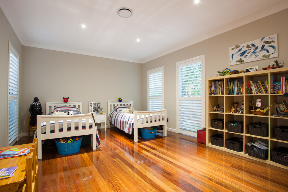 Mittelgroßes Klassisches Jungszimmer mit Schlafplatz, beiger Wandfarbe und braunem Holzboden in Brisbane