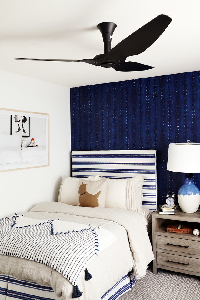 На фото: детская в современном стиле с спальным местом и синими стенами с