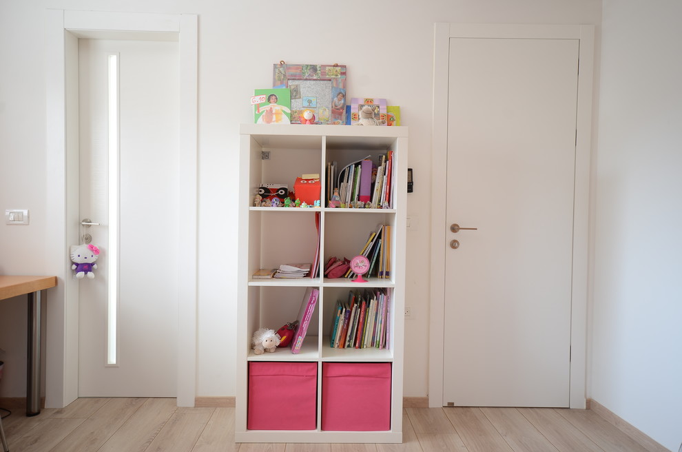 Ejemplo de dormitorio infantil actual con paredes blancas