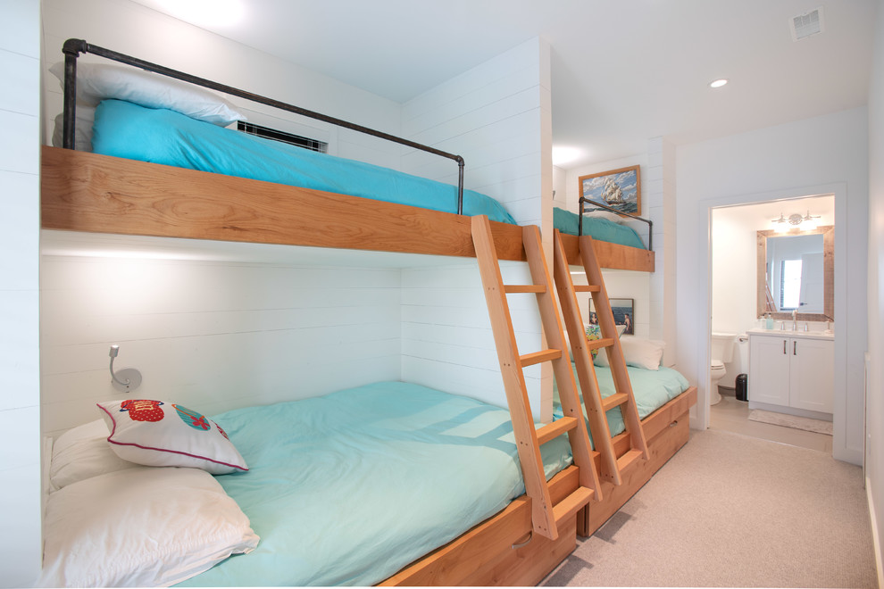 Imagen de dormitorio infantil costero grande con paredes blancas, moqueta y suelo beige