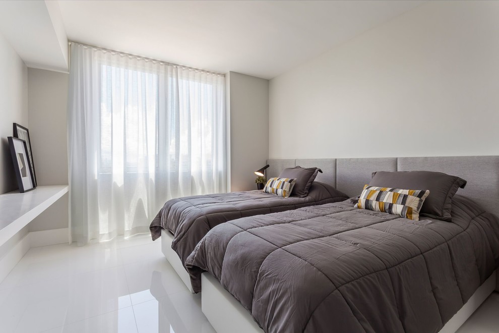 Idéer för stora funkis barnrum kombinerat med sovrum, med vita väggar, klinkergolv i porslin och grått golv