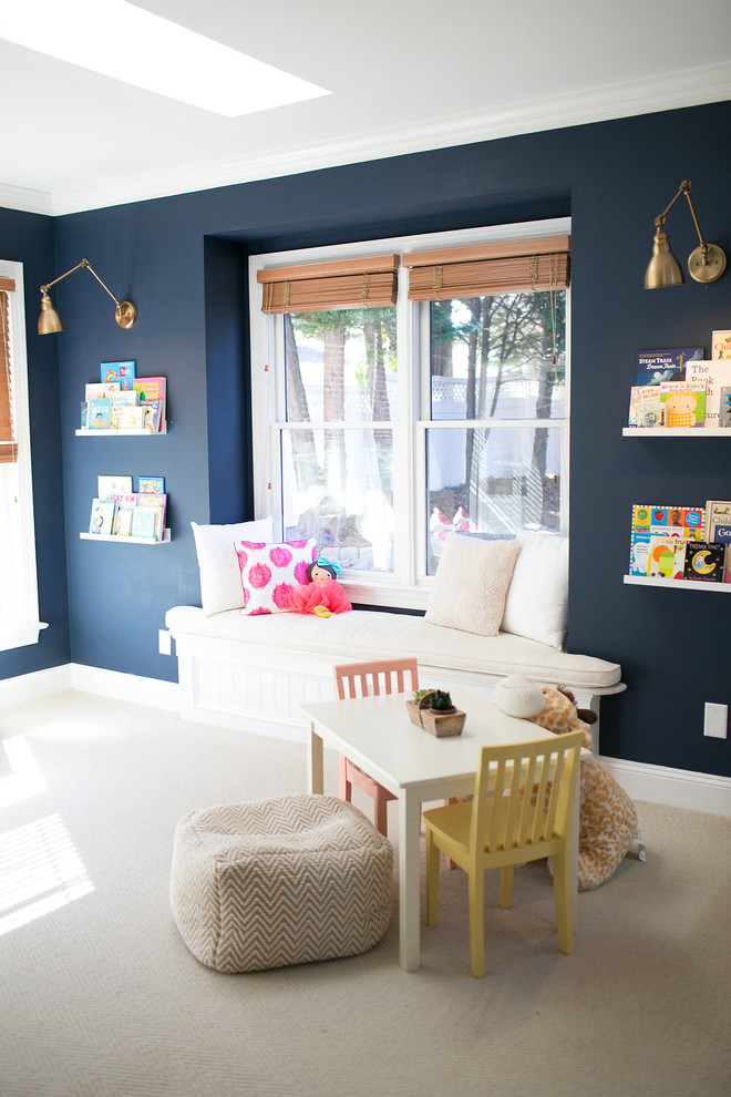 Inspiration pour une grande chambre d'enfant de 4 à 10 ans traditionnelle avec un mur bleu et moquette.
