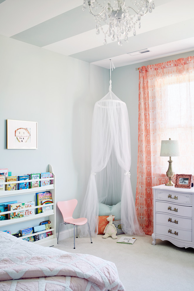 Esempio di una cameretta per bambini da 4 a 10 anni classica con pareti grigie, moquette e pavimento beige