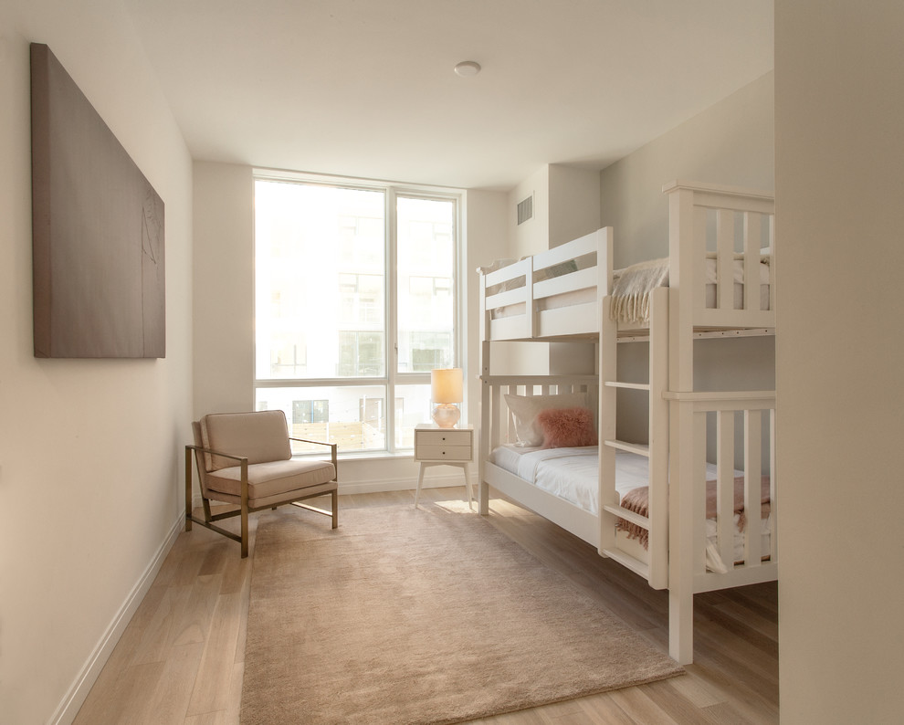ニューヨークにあるお手頃価格の中くらいなトランジショナルスタイルのおしゃれな子供部屋 (白い壁、淡色無垢フローリング、ベージュの床) の写真