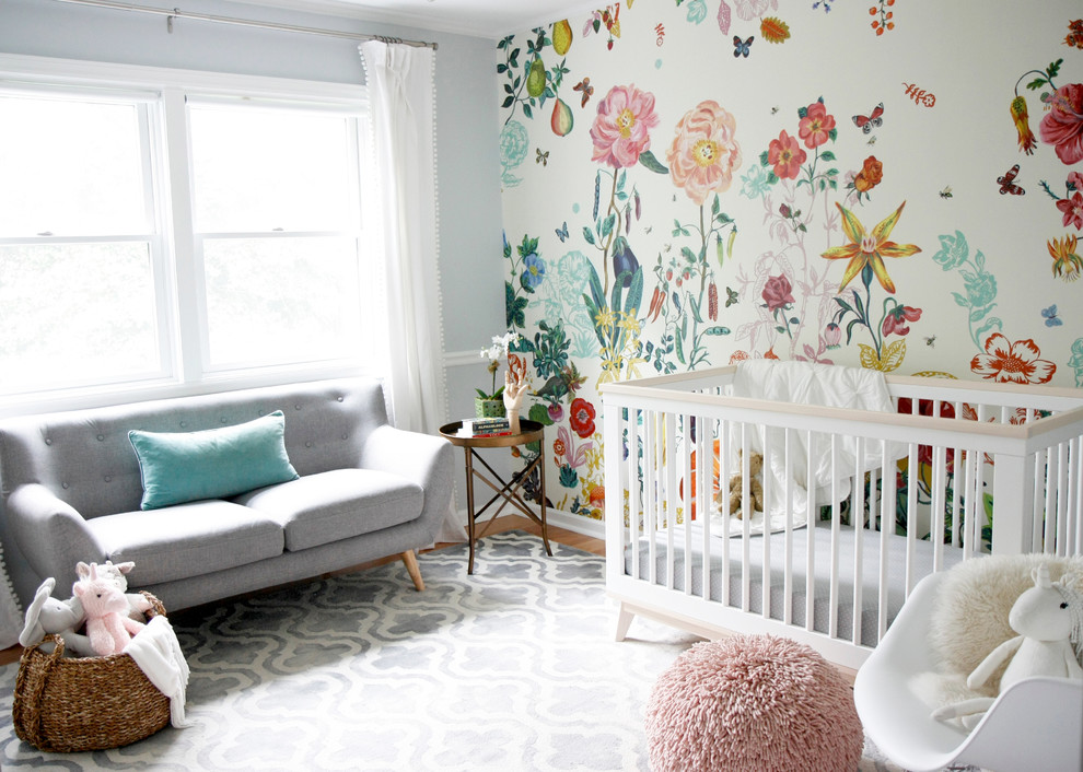 Inspiration för moderna babyrum, med blå väggar, mellanmörkt trägolv och brunt golv