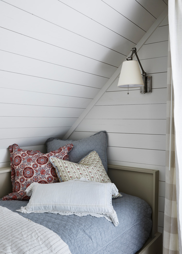 Idéer för mellanstora maritima flickrum kombinerat med sovrum och för 4-10-åringar, med vita väggar, mellanmörkt trägolv och brunt golv